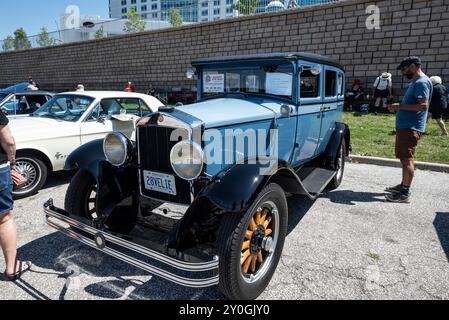 Die 1928 Velie Limousine mit ihrem eleganten Design und ihrer raffinierten Handwerkskunst ist ein Zeugnis für Luxus und Innovation in der Automobilindustrie des frühen 20. Jahrhunderts. Stockfoto