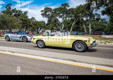 Gulfport, MS - 07. Oktober 2023: Weitwinkel-Seitenansicht eines 1970 MG MGB Roadsters auf einer lokalen Autoshow. Stockfoto