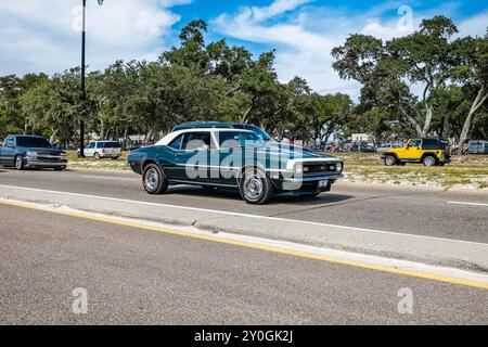 Gulfport, MS - 07. Oktober 2023: Weitwinkelansicht eines Chevrolet Camaro SS Hardtop Coupés aus dem Jahr 1968 auf einer lokalen Autoshow. Stockfoto