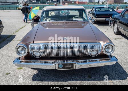 Das 1963 Dodge Polara 500 Cabriolet besticht durch sein schlankes, elegantes Design und den leistungsstarken V8-Motor, der den klassischen amerikanischen Muscle Car verkörpert Stockfoto