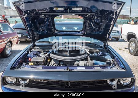 Der Dodge Challenger ist eine moderne Ikone amerikanischer Muscle Cars, bekannt für sein aggressives Styling, seine leistungsstarken Motoroptionen und seine Tradition, die sich lohnt Stockfoto