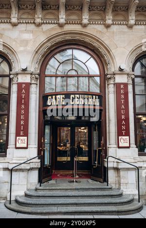 Wien, Österreich - 6. August 2024: Die Fassade des berühmten Café Central in Wien Stockfoto