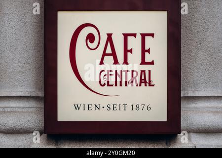Wien, Österreich - 6. August 2024: Das Zeichen des berühmten Café Central in Wien Stockfoto