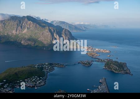 Reine vom Reinebringen, Blick auf die atemberaubenden Berge der Lofoten Inseln, Norwegen Stockfoto