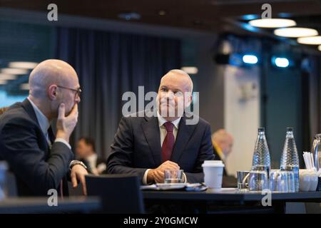 Anders Opedal CEO, mit Torgrim Reitan vor seiner Keynote-Rede auf der Equinor 2023 Vierte Quartals- und Gesamtjahresergebnisse in London, Großbritannien, 07. Februar. Stockfoto