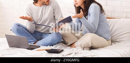Junge schwangere Paar Probleme bei der Planung der Familie Haushalt Stockfoto