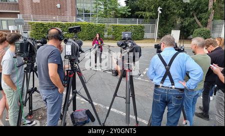 Wolfsburg, Deutschland. September 2024. Daniela Cavallo, Vorsitzende des General- und Konzernbetriebsrats der Volkswagen AG, reagiert in einer Pressemitteilung. Die Situation bei Europas größtem Automobilhersteller Volkswagen spitzt sich zu. Im Rahmen des Kostensenkungsprogramms schließt die VW-Kernmarke Werksschließungen und Zwangsentlassungen nicht mehr aus, wie das Unternehmen nach einer Managementsitzung mitteilte. Quelle: Fernando Martinez/dpa/Alamy Live News Stockfoto