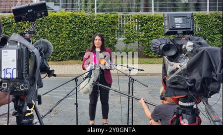 Wolfsburg, Deutschland. September 2024. Daniela Cavallo, Vorsitzende des General- und Konzernbetriebsrats der Volkswagen AG, spricht während einer Pressemitteilung. Die Situation bei Europas größtem Automobilhersteller Volkswagen spitzt sich zu. Im Rahmen des Kostensenkungsprogramms schließt die VW-Kernmarke Werksschließungen und Zwangsentlassungen nicht mehr aus, wie das Unternehmen nach einer Managementsitzung mitteilte. Quelle: Fernando Martinez/dpa/Alamy Live News Stockfoto