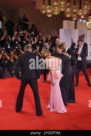 Venedig, Italien. September 2024. (INT) George Clooney und Brad Pitt beim 81. Filmfestival in Venedig. Am 1. September 2024 traten George Clooney und Brad Pitt auf dem 81. Internationalen Filmfestival in Venedig auf, für ihre Filme Wolfs, geschrieben und Regie geführt von Jon Watts. Pitt und Clooney sind zwei konkurrierende Fixer, die angeheuert werden, um dasselbe hochkarätige Verbrechen zu vertuschen, und gezwungen werden, zusammenzuarbeiten, während die Nacht außer Kontrolle Gerät. Das Festival beginnt vom 28. August bis 7. September im Lido von Venedig und itÃ¢â‚¬â„¢gilt als das älteste Filmfestival der Welt. Das waren sie Stockfoto