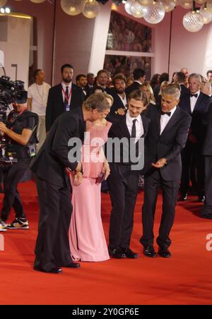 Venedig, Italien. September 2024. (INT) George Clooney und Brad Pitt beim 81. Filmfestival in Venedig. Am 1. September 2024 traten George Clooney und Brad Pitt auf dem 81. Internationalen Filmfestival in Venedig auf, für ihre Filme Wolfs, geschrieben und Regie geführt von Jon Watts. Pitt und Clooney sind zwei konkurrierende Fixer, die angeheuert werden, um dasselbe hochkarätige Verbrechen zu vertuschen, und gezwungen werden, zusammenzuarbeiten, während die Nacht außer Kontrolle Gerät. Das Festival beginnt vom 28. August bis 7. September im Lido von Venedig und itÃ¢â‚¬â„¢gilt als das älteste Filmfestival der Welt. Das waren sie Stockfoto