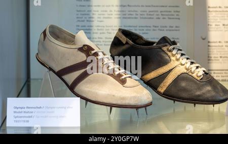 Bilderserie 02.09.2024 Exponate der Sonderausstellung im Stadtmuseum Herzogenauarch zur 100 jährigen Gründung der Schuhfabrik Gebrüder Dassler in Herzogenaurach am 1. Juli 1924, der gemeinsamen Schuhfabrik von Adolf und Rudolf Dassler, die späteren Gr Olympia-Rennschuh, Modell Waitzer, 1937/1938 Herzogenaurach Bayern Deutschland *** Bilderserie 02 09 2024 stellt die Sonderausstellung im Stadtmuseum Herzogenauarch anlässlich des 100-jährigen Gründungsjubiläums der Schuhfabrik Gebrüder Dassler in Herzogenaurach am 1. Juli 1924, der gemeinsamen Schuhfabrik von Adolf und Rudolf aus Stockfoto