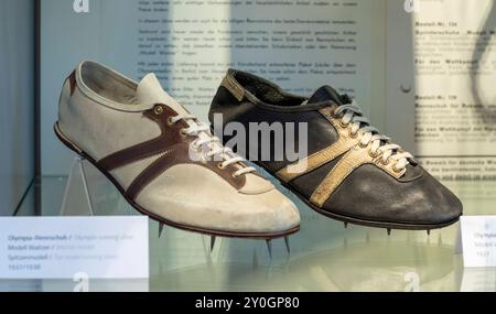 Bilderserie 02.09.2024 Exponate der Sonderausstellung im Stadtmuseum Herzogenauarch zur 100 jährigen Gründung der Schuhfabrik Gebrüder Dassler in Herzogenaurach am 1. Juli 1924, der gemeinsamen Schuhfabrik von Adolf und Rudolf Dassler, die späteren Gr Olympia-Rennschuh, Modell Waitzer, 1937/1938 Herzogenaurach Bayern Deutschland *** Bilderserie 02 09 2024 stellt die Sonderausstellung im Stadtmuseum Herzogenauarch anlässlich des 100-jährigen Gründungsjubiläums der Schuhfabrik Gebrüder Dassler in Herzogenaurach am 1. Juli 1924, der gemeinsamen Schuhfabrik von Adolf und Rudolf aus Stockfoto