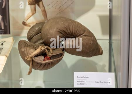 Bilderserie 02.09.2024 Exponate der Sonderausstellung im Stadtmuseum Herzogenauarch zur 100 jährigen Gründung der Schuhfabrik Gebrüder Dassler in Herzogenaurach am 1. Juli 1924, der gemeinsamen Schuhfabrik von Adolf und Rudolf Dassler, die späteren Gr Sportartikel, Boxhandschuhe der Firma Berg aus Nürnberg Herzogenaurach Bayern Deutschland *** Bilderserie 02 09 2024 Exponate der Sonderausstellung im Stadtmuseum Herzogenauarch anlässlich des 100-jährigen Gründungsjubiläums der Schuhfabrik Gebrüder Dassler in Herzogenaurach am 1. Juli 1924, der gemeinsamen Schuhfabrik Adolf Stockfoto