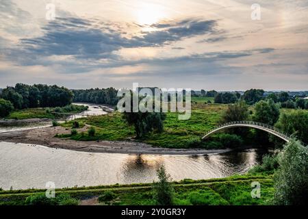 Nijmegen, Niederlande. 31. August 2024. Ein Blick auf die Sonne über dem Waal River. Dieser Sonntag war der wärmste aller Zeiten im Land. Am Samstag stiegen auch die Temperaturen an vielen Stellen auf 30 Grad. Die Menschen nutzten die Gelegenheit, an diesen letzten Sommertagen Outdoor-Sport zu treiben und die Landschaft zu besuchen. Letztes Jahr gab es sieben warme und eine kalte Rekordzahl; das Bild war ähnlich in den Jahren 2022 und 2021. Im Jahr 2020 gab es keine kalten Rekorde, aber weniger als 14 für rekordhohe Temperaturen. (Foto: Ana Fernandez/SOPA Images/SIPA USA) Credit: SIPA USA/Alamy Live News Stockfoto