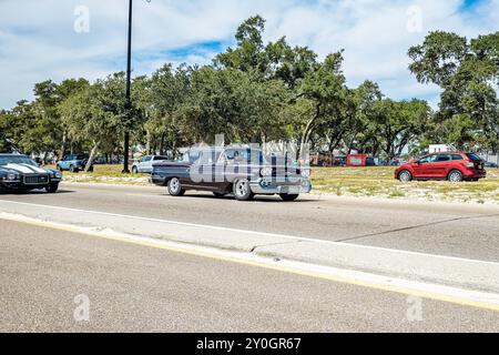 Gulfport, MS - 07. Oktober 2023: Weitwinkel-Eckansicht eines 1958 Chevrolet Bel Air Hardtops auf einer lokalen Autoshow. Stockfoto