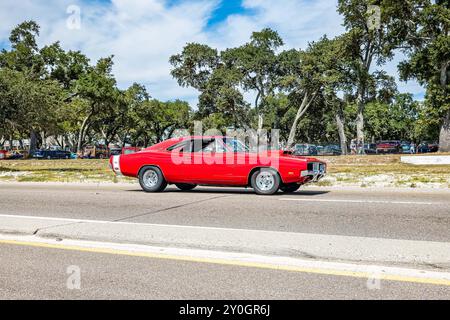Gulfport, MS - 07. Oktober 2023: Weitwinkel-Seitenansicht eines 1969 Dodge Charger RT Hardtop Coupés auf einer lokalen Autoshow. Stockfoto