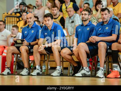 Basketball BBL Testspiel, Alba Berlin - Veolia Towers Hamburg 01.09.2024, xdanx, Basketball BBL Testspiel, Alba Berlin - Veolia Towers Hamburg v.l.Pepe Silva Alba Berlin Head of Performance, Israel Gonzalez Alba Berlin Trainer, Thomas Paech Alba Berlin Co. Trainer, Sebastian Trzcionka Alba Berlin Co. Trainer Oranienburg MBS Arena Brandenburg Deutschland DE *** Basketball BBL Test Match, Alba Berlin Veolia Towers Hamburg 01 09 2024, xdanx, Basketball BBL Test Match, Alba Berlin Veolia Towers Hamburg V l Pepe Silva Alba Berlin Head of Performance, Israel Gonzalez Alba Berlin Coach, Thomas Paech Alba Stockfoto