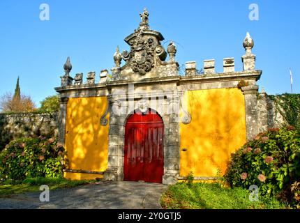 Haupteingang zu einem alten Herrenhaus auf dem Jakobsweg in Portugal Stockfoto