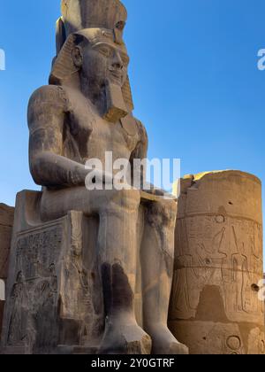 Reisen Sie nach Luxor und bewundern Sie die kolossale Statue von Ramses II., dem König des alten Ägypten. Dieses prächtige Denkmal steht als Testament. Stockfoto