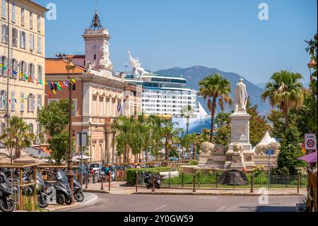 Ajaccio, Frankreich - 8. August 2024: Das Zentrum von Ajaccio in Corisca mit einem Kreuzfahrtschiff der Royal Caribbean im Hafen. Stockfoto