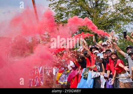 Monza, Italien. September 2024. Tifosi Ferrari während des Formel-1-Rennens Pirelli Gran Premio d’Italia 2024 am 1. September 2024 in Monza, Italien. Quelle: Luca Rossini/E-Mage/Alamy Live News Stockfoto