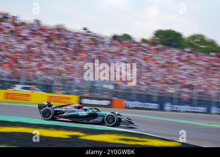 Monza, Italien. September 2024. George Russel aus Großbritannien fuhr das (63) Mercedes-AMG PETRONAS F1 Team W15 während des Formel-1-Rennens Pirelli Gran Premio d'Italia 2024 am 1. September 2024 in Monza, Italien. Quelle: Luca Rossini/E-Mage/Alamy Live News Stockfoto