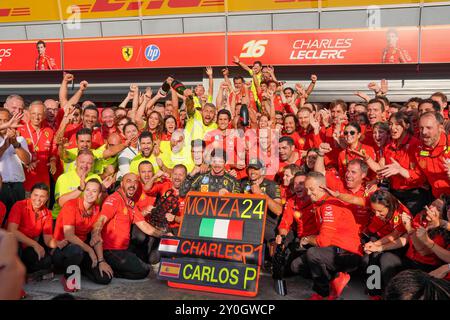 Monza, Italien. September 2024. Die Scuderia Ferrari feiert den Sieg des Rennens mit Charles Leclerc und Carlos Sainz beim Formel-1-Rennen Pirelli Gran Premio d'Italia 2024 am 1. September 2024 in Monza, Italien. Quelle: Luca Rossini/E-Mage/Alamy Live News Stockfoto