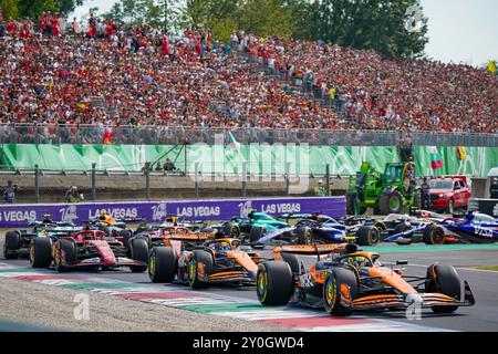 Monza, Italien. September 2024. Start des Rennens während des Formel-1-Rennens Pirelli Gran Premio d'Italia 2024 am 1. September 2024 in Monza, Italien. Quelle: Luca Rossini/E-Mage/Alamy Live News Stockfoto