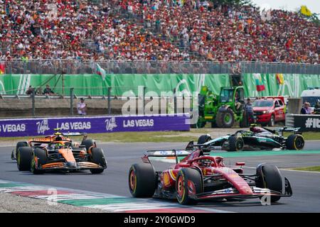 Monza, Italien. September 2024. Charles Leclerc aus Monaco fuhr mit der Scuderia Ferrari SF-24 und Lando Norris aus Großbritannien mit dem McLaren F1 Team MCL38 während des Formel 1-Rennens Pirelli Gran Premio d'Italia 2024 am 1. September 2024 in Monza, Italien. Quelle: Luca Rossini/E-Mage/Alamy Live News Stockfoto