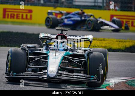 Monza, Italien. September 2024. George Russel aus Großbritannien fuhr das (63) Mercedes-AMG PETRONAS F1 Team W15 während des Formel-1-Rennens Pirelli Gran Premio d'Italia 2024 am 1. September 2024 in Monza, Italien. Quelle: Luca Rossini/E-Mage/Alamy Live News Stockfoto