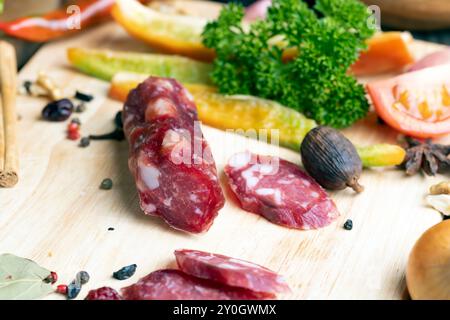 Geschnittene Wurst aus Fleischstücken mit Speck, köstliche frische Wurst mit Gewürzen Stockfoto