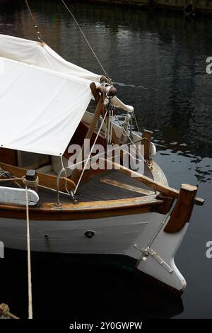 Details der Segelyacht mit Seilen, Knoten und Holzplanke auf Deck Hintergrund. Stockfoto