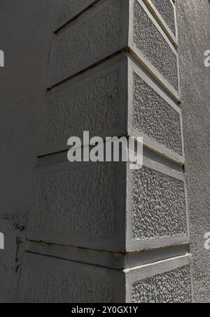 Weiche Verzerrung: Betonsäule im Kontrast – Licht, Schatten und Architekturperspektive. Stockfoto