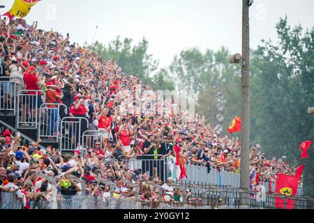 Monza, Italien. September 2024. Tifosi Ferrari während des Formel-1-Rennens Pirelli Gran Premio d’Italia 2024 am 1. September 2024 in Monza, Italien. Quelle: Luca Rossini/E-Mage/Alamy Live News Stockfoto