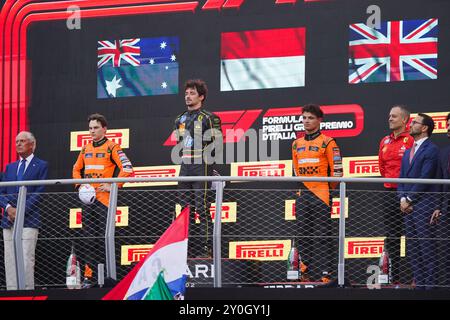 Monza, Italien. September 2024. Charles Leclerc, Oscar Piastri und Lando Norris auf dem Podium beim Formel-1-Rennen Pirelli Gran Premio d’Italia 2024 am 1. September 2024 in Monza, Italien. Quelle: Luca Rossini/E-Mage/Alamy Live News Stockfoto