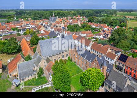 Aus der Vogelperspektive über die Stadt Damme und St. John's Hospital / Sint-Janshospitaal vom Kirchturm der Himmelfahrt, Westflandern, Belgien Stockfoto