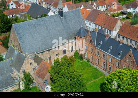 Aus der Vogelperspektive über die Stadt Damme und St. John's Hospital / Sint-Janshospitaal vom Kirchturm der Himmelfahrt, Westflandern, Belgien Stockfoto