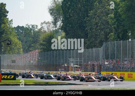 Monza, Italien. September 2024. Start des Rennens während des Formel-1-Rennens Pirelli Gran Premio d'Italia 2024 am 1. September 2024 in Monza, Italien. Quelle: Luca Rossini/E-Mage/Alamy Live News Stockfoto