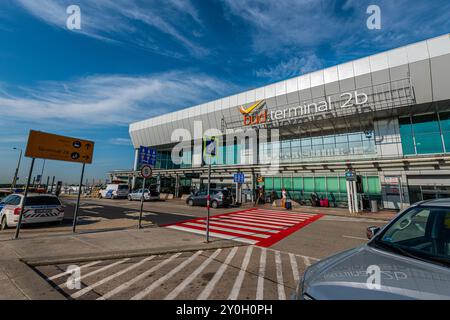 Budapest, Ungarn - 05. August 2019: Internationaler Flughafen Budapest Ferenc Liszt Terminal 2b Abflugeingang. Stockfoto