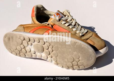 Orange Camper alte Freizeitschuhe in der Stadt Vintage-Turnschuhe auf weiß Stockfoto