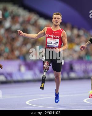 Stade de France, Paris, Frankreich. September 2024. Daniel Wagner aus Dänemark feiert den Silbergewinn im 100-m-T63-Finale der Männer während der Paralympischen Spiele 2024 in Paris. Ulrik Pedersen/CSM/Alamy Live News Stockfoto