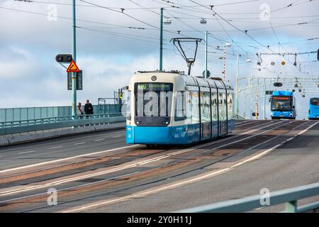 Göteborg, Schweden - 20. september 2019: Straßenbahnlinie 10 über die G?ta?lv-Brücke. Stockfoto