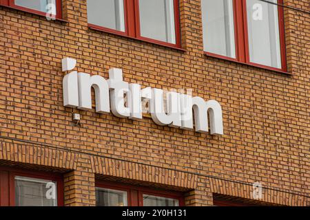 Göteborg, Schweden - 20. september 2019: Logo von Intrum auf einem Bürogebäude. Stockfoto