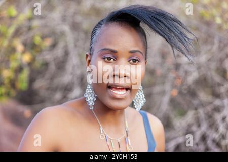 herero-Frau kleidet sich in traditioneller afrikanischer Kleidung Stockfoto