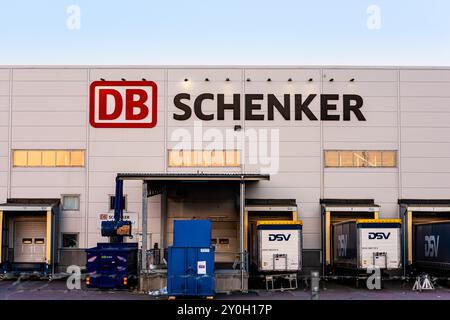 Göteborg, Schweden - 26. März 2020: Firmenlogo von DB Schenker auf einem Logistikgebäude. Stockfoto