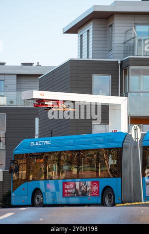 Göteborg, Schweden - 21. november 2021: Elektrobus und Ladeportal bei Fiskeb?ck. Stockfoto