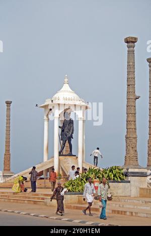 Die Mahatma Gandhi Statue in Pondicherry wurde errichtet, um dem Vater der Nation Respekt zu zollen. An der Strandpromenade, Mahatma Gandhi St Stockfoto