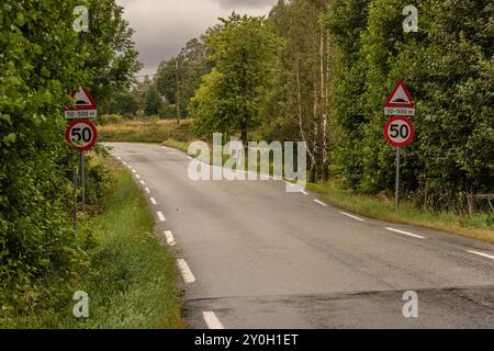 Lindesnes, Norwegen - 07. August 2021: Verkehrsschilder warnen vor Geschwindigkeitsschwellen. Stockfoto