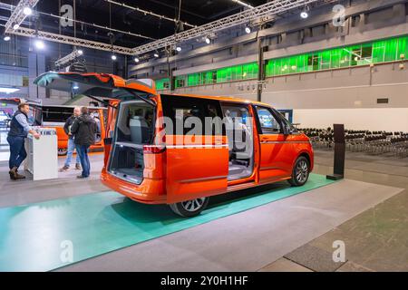 Göteborg, Schweden - 05. dezember 2021: Volkswagen Multivan eHybrid im Display. Stockfoto