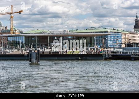 Göteborg, Schweden - 29. Mai 2022: Menschen, die auf Fähren in Stenpiren warten. Stockfoto